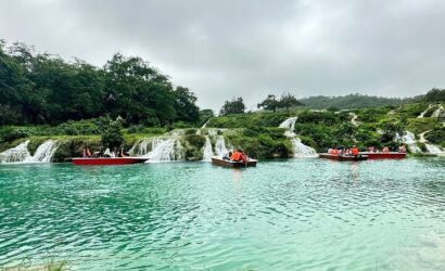 Boats floating on Wadi Darbat Lake