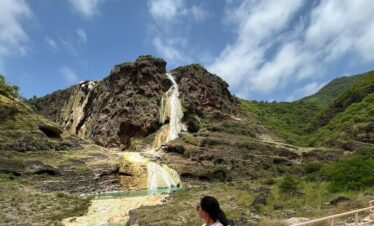 Travelers walking near waterfalls at Wadi Darbat, East Salalah private tour