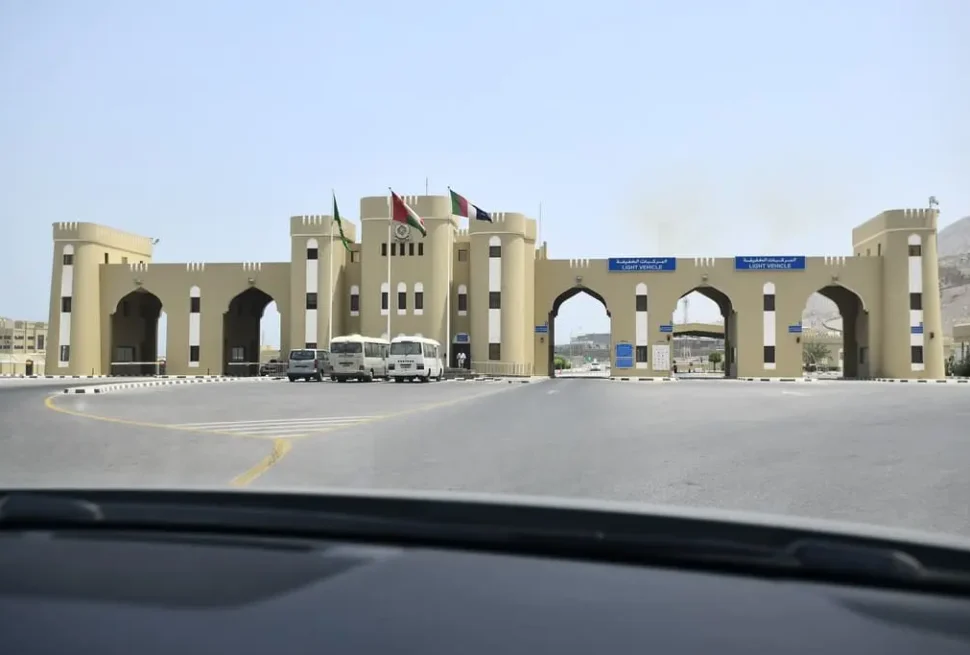 travel to oman from uae border crossing