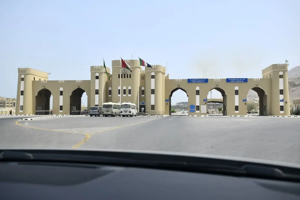 travel to oman from uae border crossing